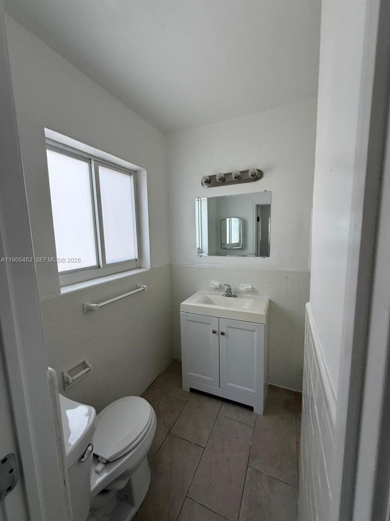 7155 Rue Notre Dame, Miami Beach, FL 33141 Photo