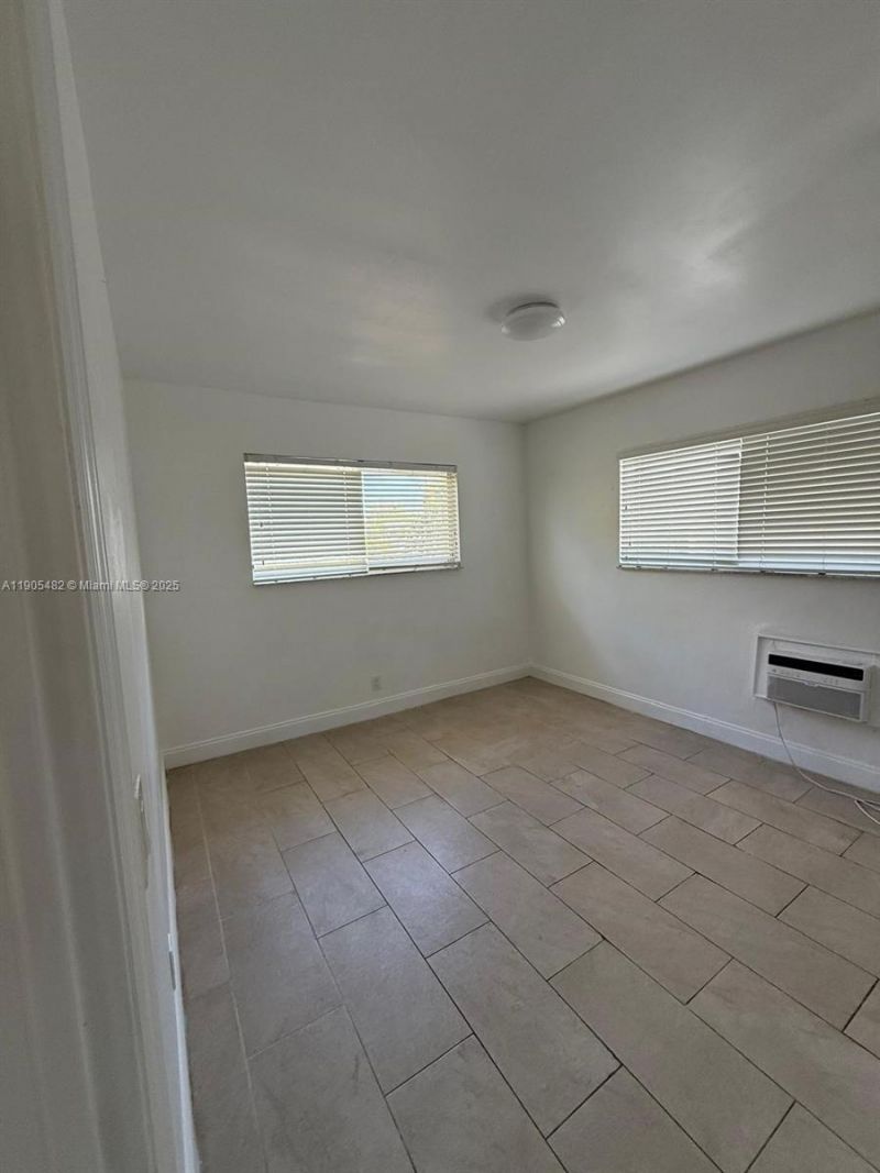7155 Rue Notre Dame, Miami Beach, FL 33141 Photo