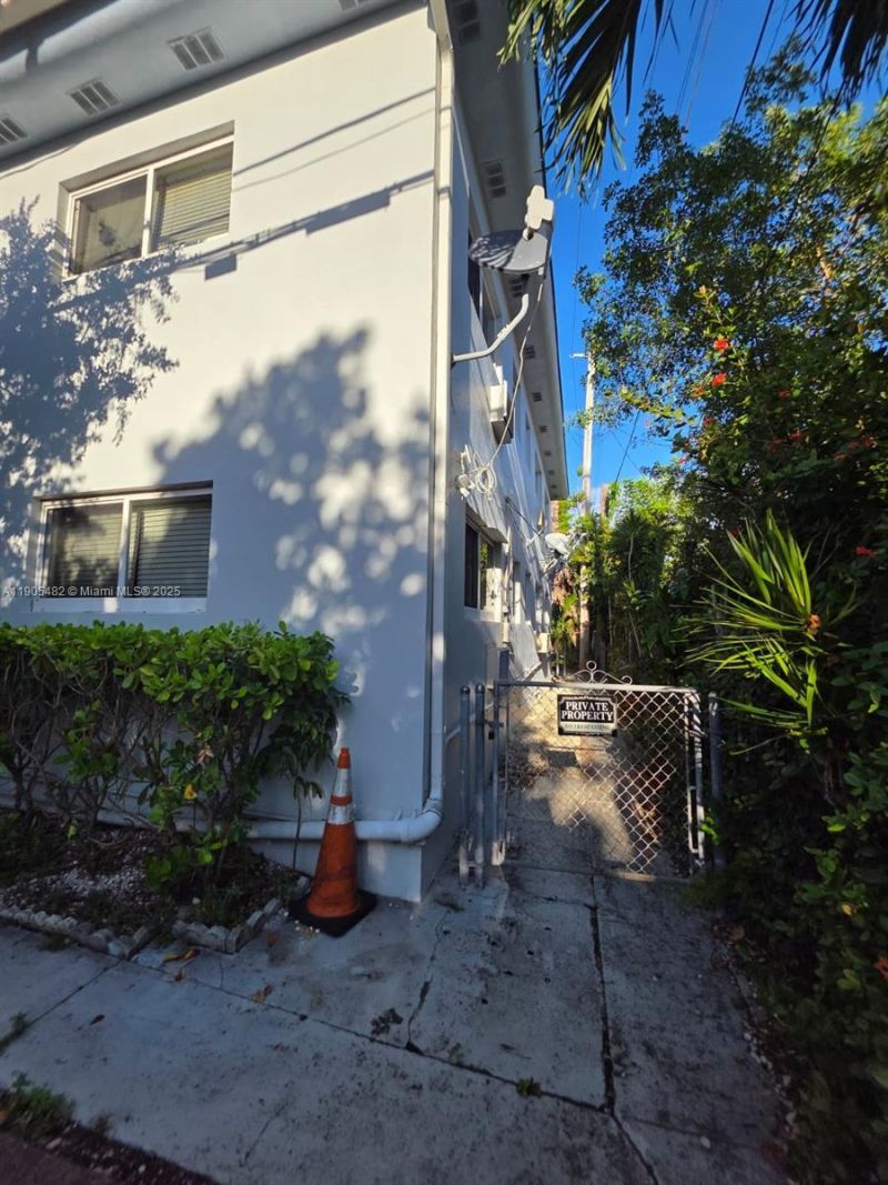 7155 Rue Notre Dame, Miami Beach, FL 33141 Photo
