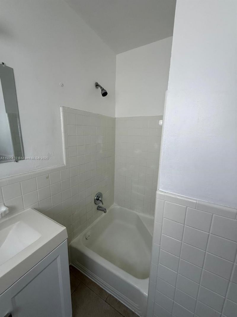 7155 Rue Notre Dame, Miami Beach, FL 33141 Photo