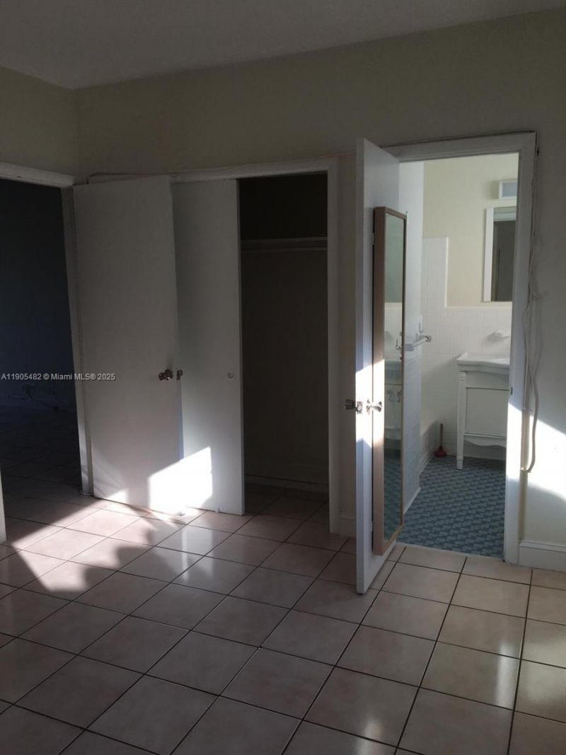 7155 Rue Notre Dame, Miami Beach, FL 33141 Photo