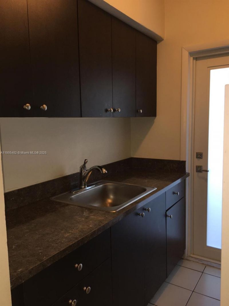 7155 Rue Notre Dame, Miami Beach, FL 33141 Photo