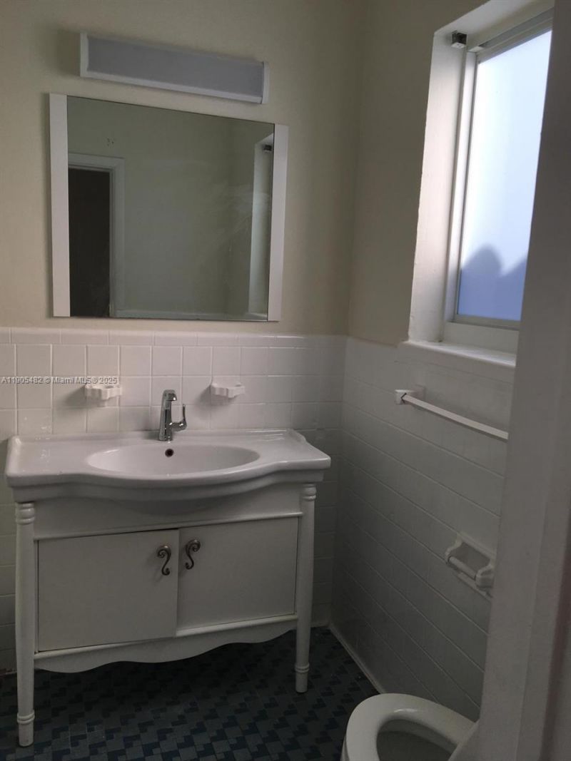 7155 Rue Notre Dame, Miami Beach, FL 33141 Photo