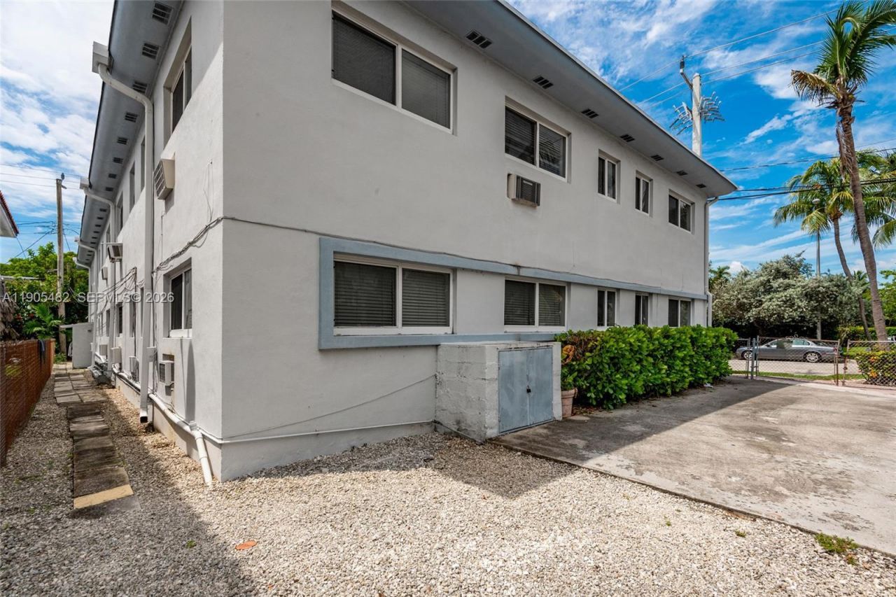 7155 Rue Notre Dame, Miami Beach, FL 33141 Photo