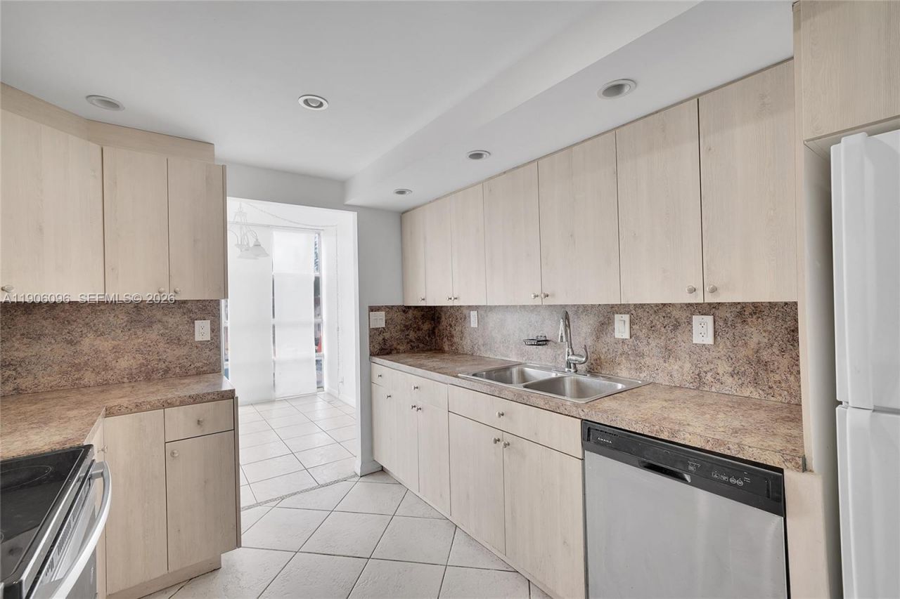 2001 Atlantic Shores Blvd, Unit 220, Hallandale Beach, FL 33009 Photo