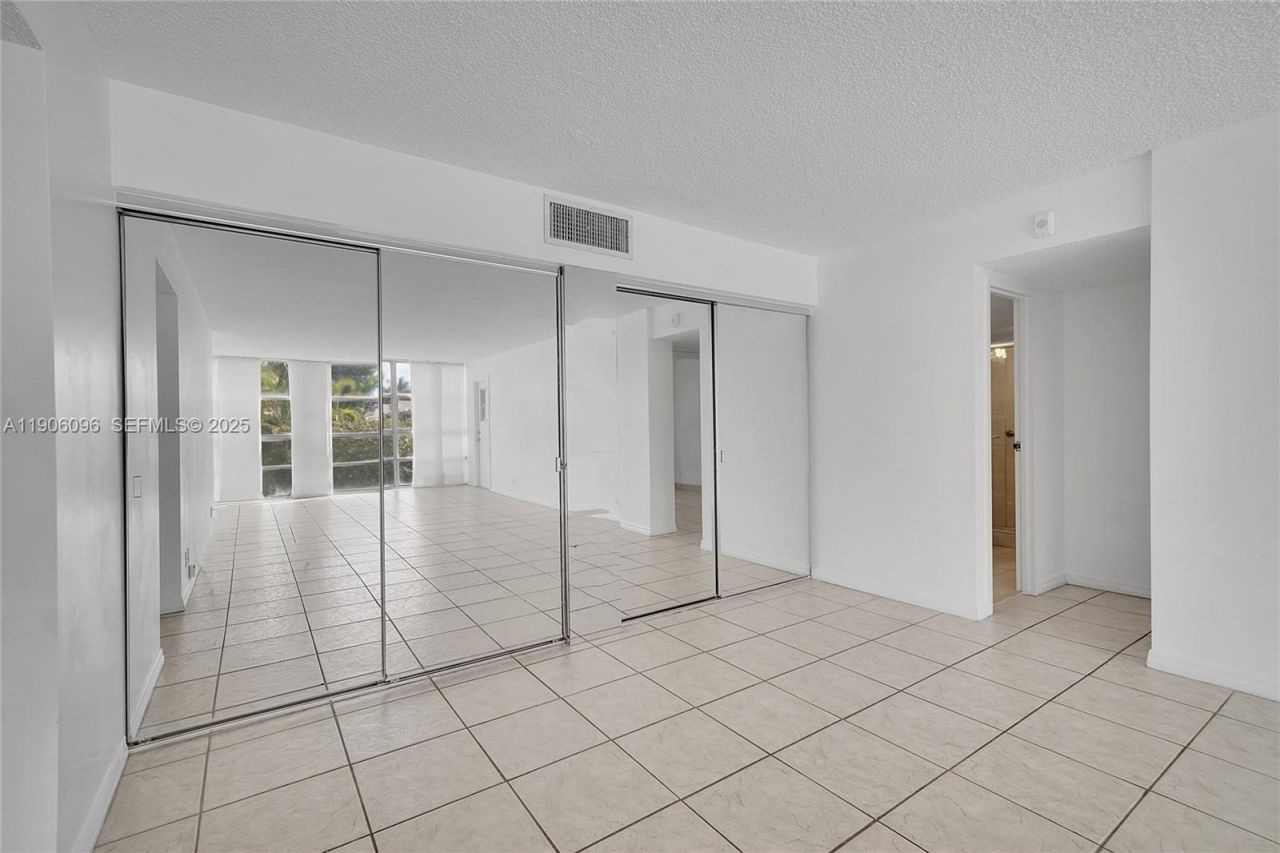 2001 Atlantic Shores Blvd, Unit 220, Hallandale Beach, FL 33009 Photo