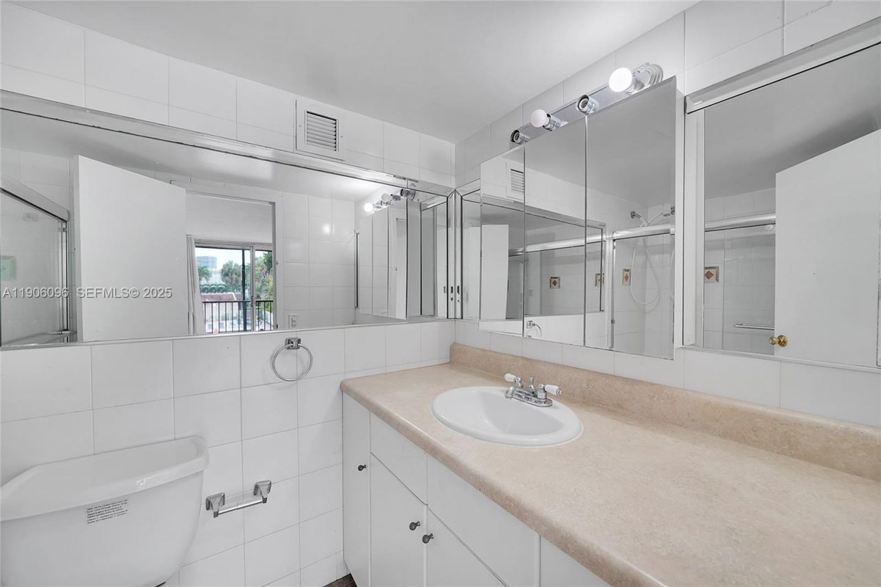 2001 Atlantic Shores Blvd, Unit 220, Hallandale Beach, FL 33009 Photo