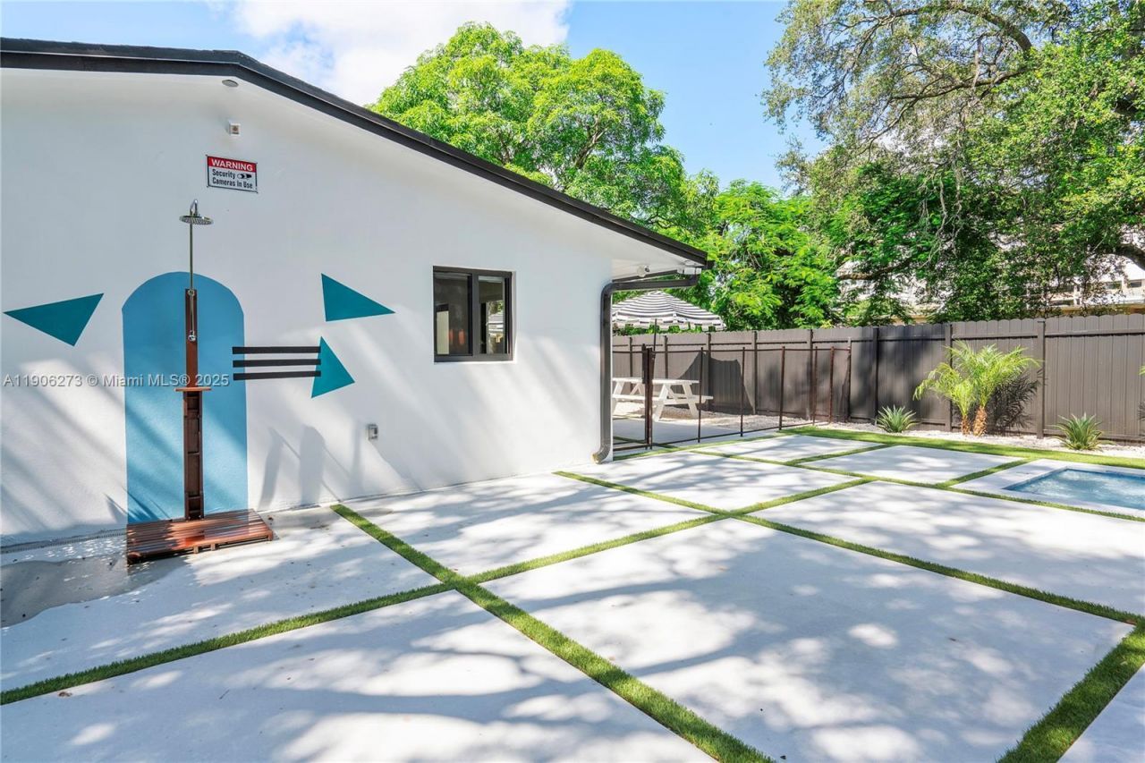 256 NW 57th St, Miami, FL 33127 Photo