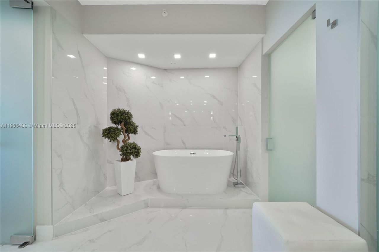 300 S Pointe Dr, Unit 4306, Miami Beach, FL 33139 Photo