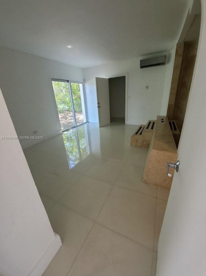 7707 Hawthorne Ave, Miami Beach, FL 33141 Photo