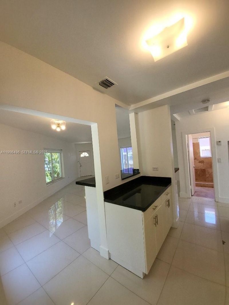 7707 Hawthorne Ave, Miami Beach, FL 33141 Photo