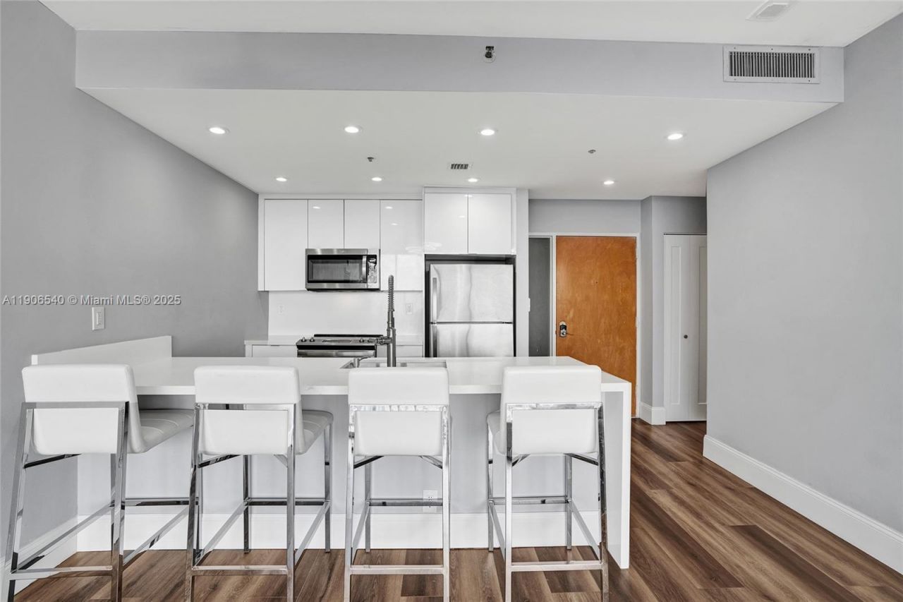 7601 E Treasure Dr, Unit PH102, North Bay Village, FL 33141 Photo