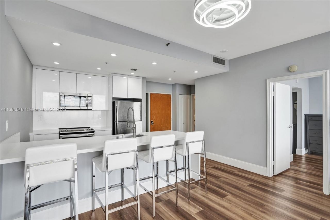 7601 E Treasure Dr, Unit PH102, North Bay Village, FL 33141 Photo