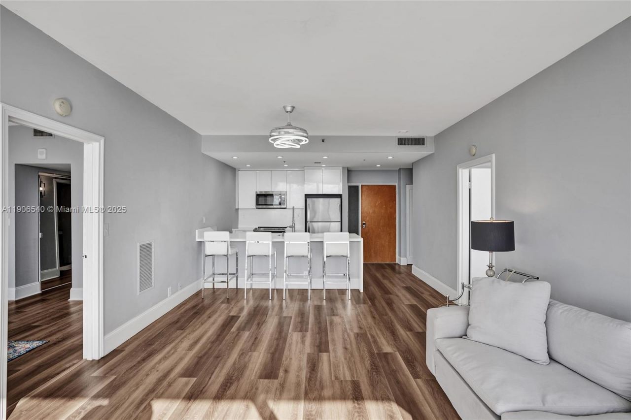 7601 E Treasure Dr, Unit PH102, North Bay Village, FL 33141 Photo