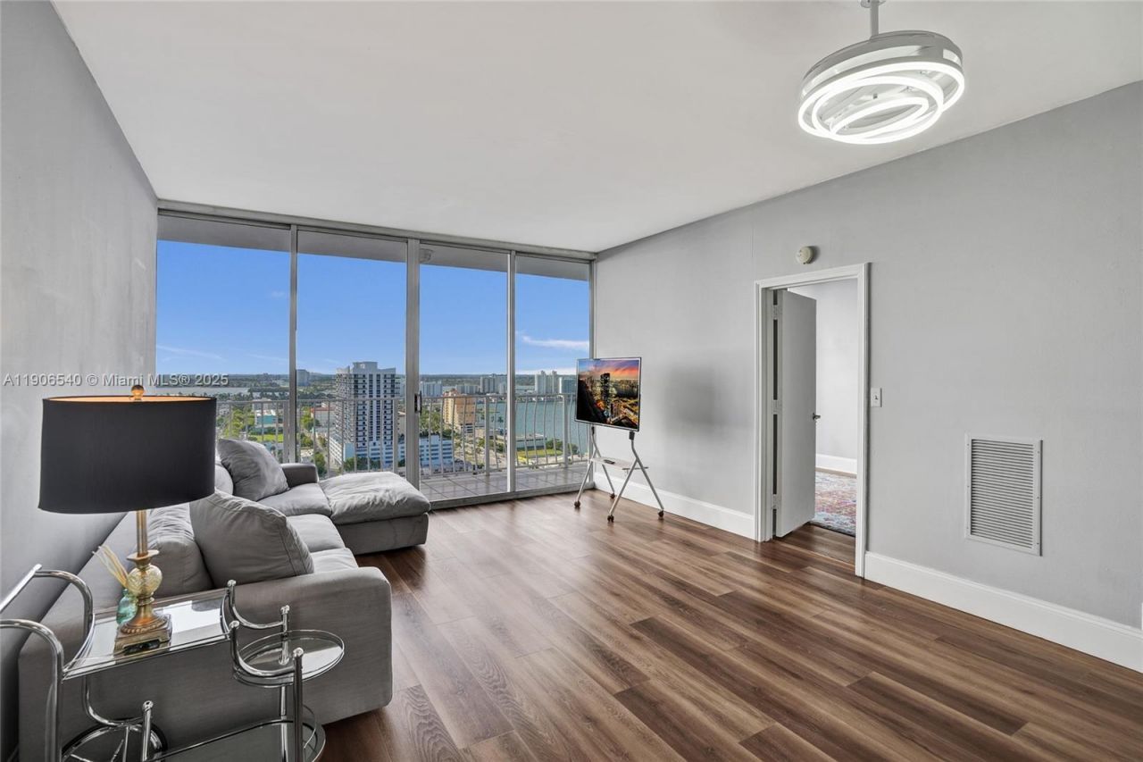 7601 E Treasure Dr, Unit PH102, North Bay Village, FL 33141 Photo