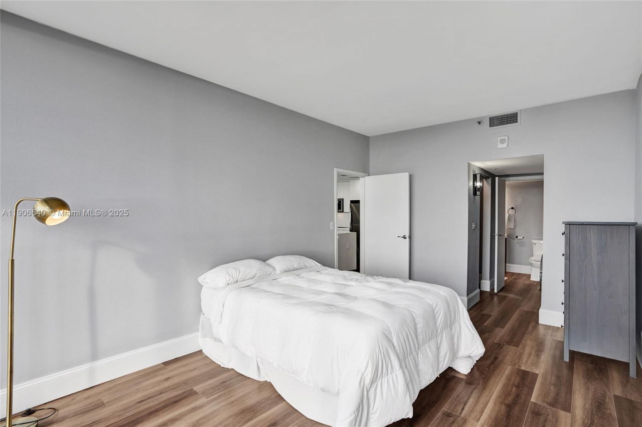 7601 E Treasure Dr, Unit PH102, North Bay Village, FL 33141 Photo