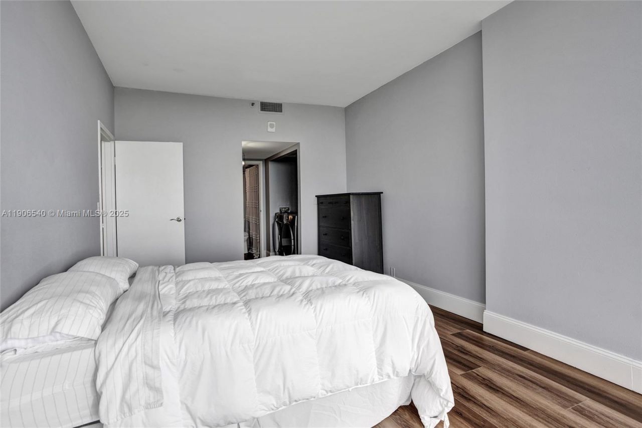 7601 E Treasure Dr, Unit PH102, North Bay Village, FL 33141 Photo