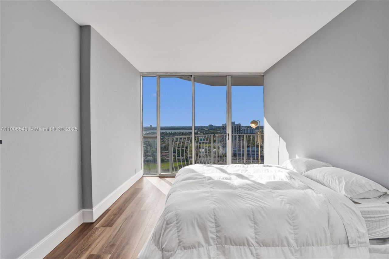 7601 E Treasure Dr, Unit PH102, North Bay Village, FL 33141 Photo