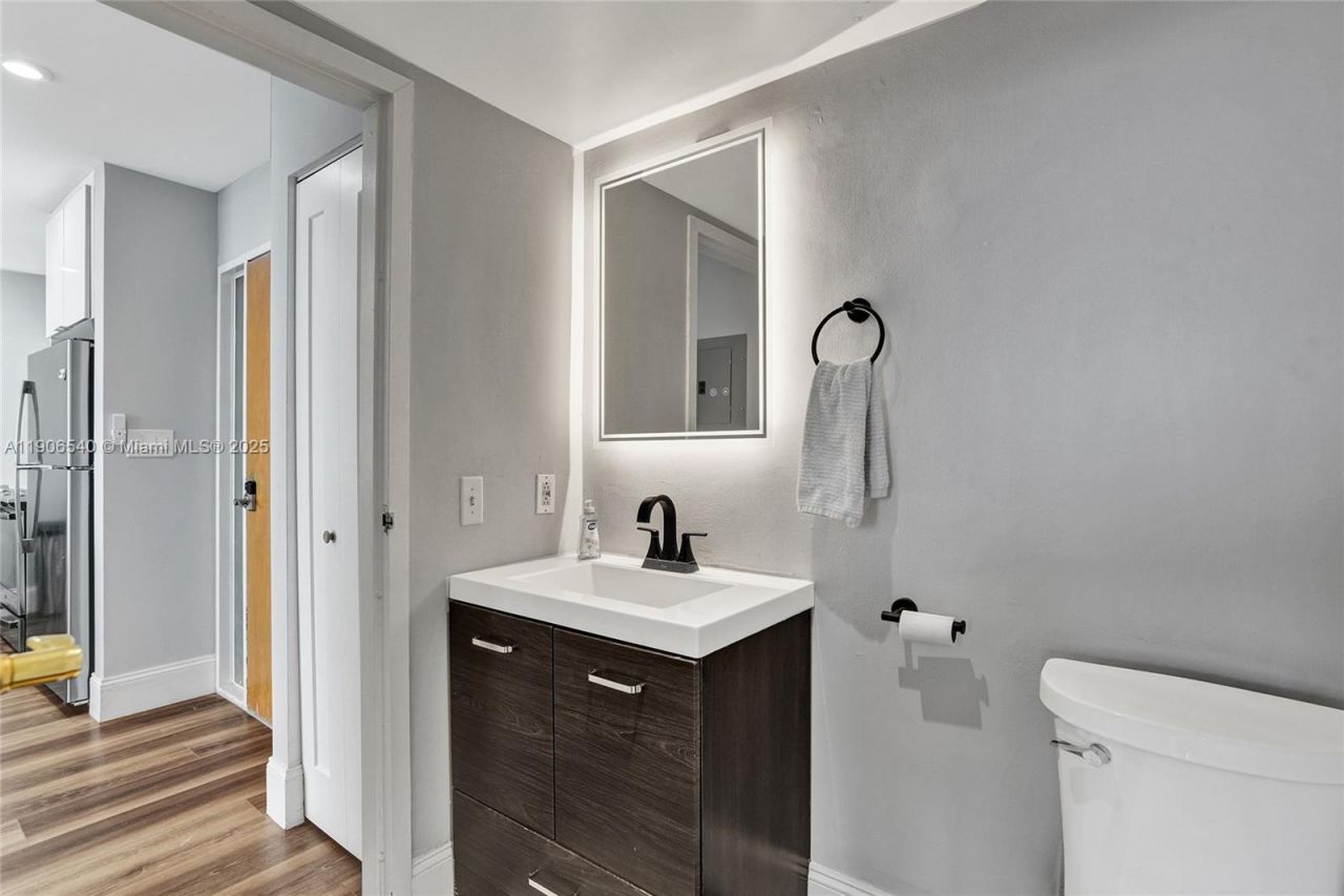 7601 E Treasure Dr, Unit PH102, North Bay Village, FL 33141 Photo