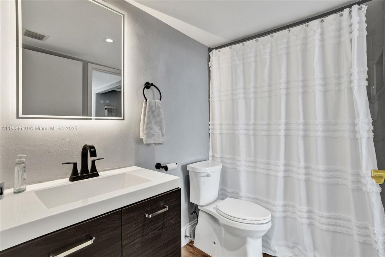 7601 E Treasure Dr, Unit PH102, North Bay Village, FL 33141 Photo