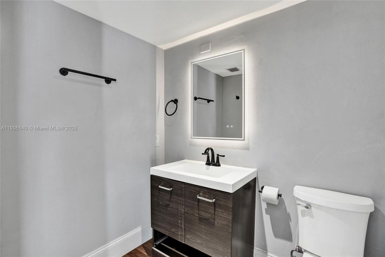 7601 E Treasure Dr, Unit PH102, North Bay Village, FL 33141 Photo