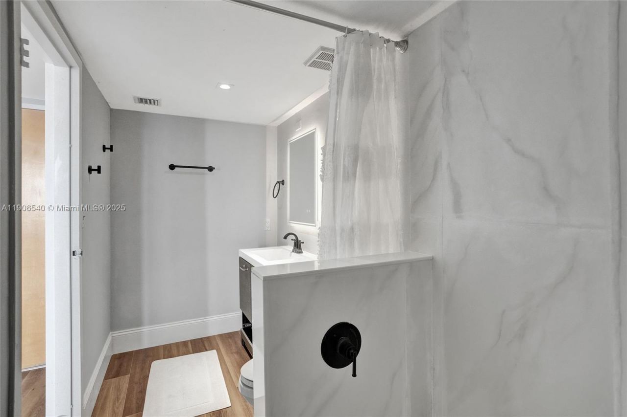 7601 E Treasure Dr, Unit PH102, North Bay Village, FL 33141 Photo