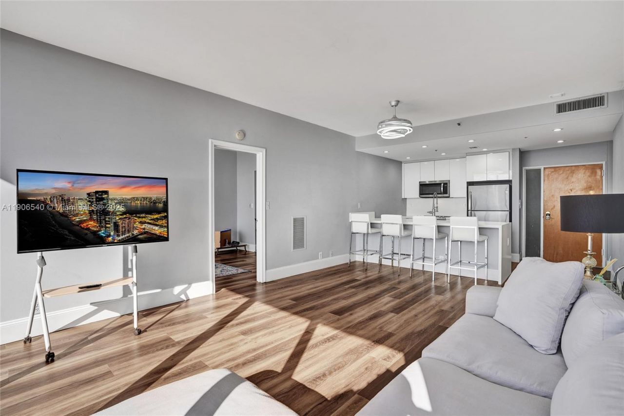 7601 E Treasure Dr, Unit PH102, North Bay Village, FL 33141 Photo