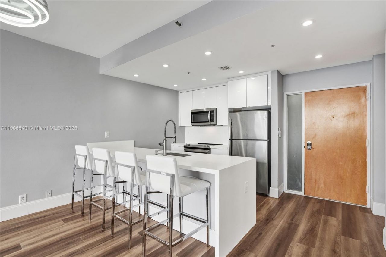 7601 E Treasure Dr, Unit PH102, North Bay Village, FL 33141 Photo