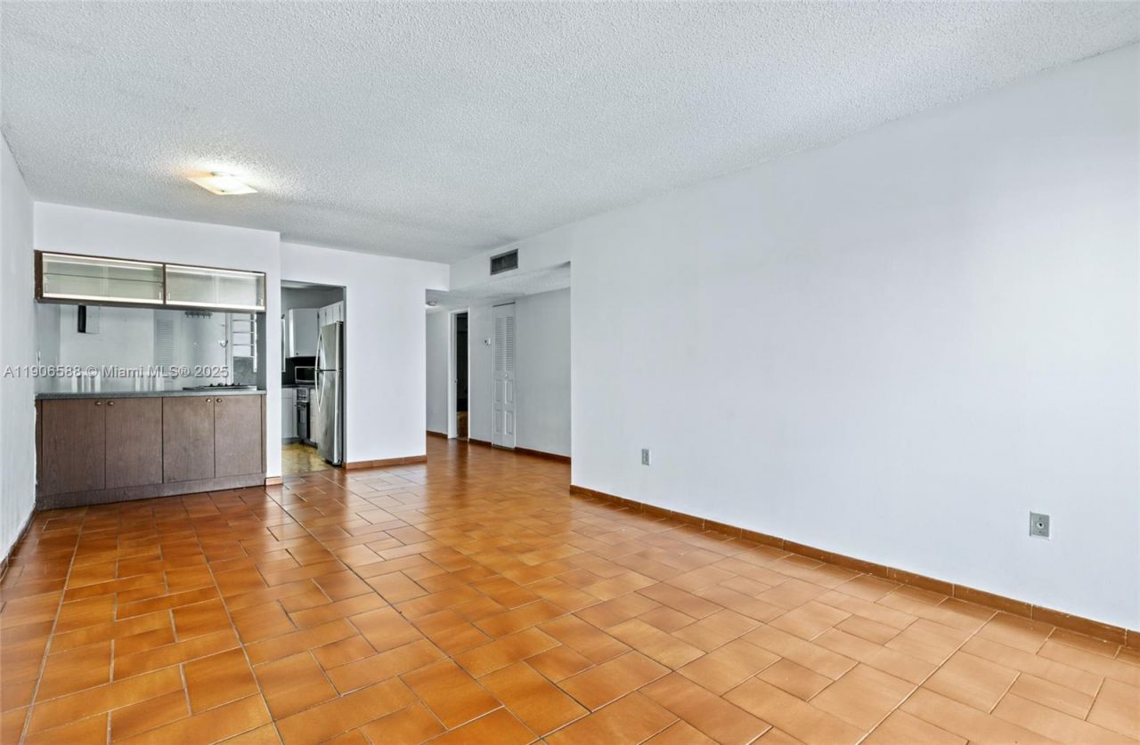 1950 W 54th St, Unit 313, Hialeah, FL 33012 Photo