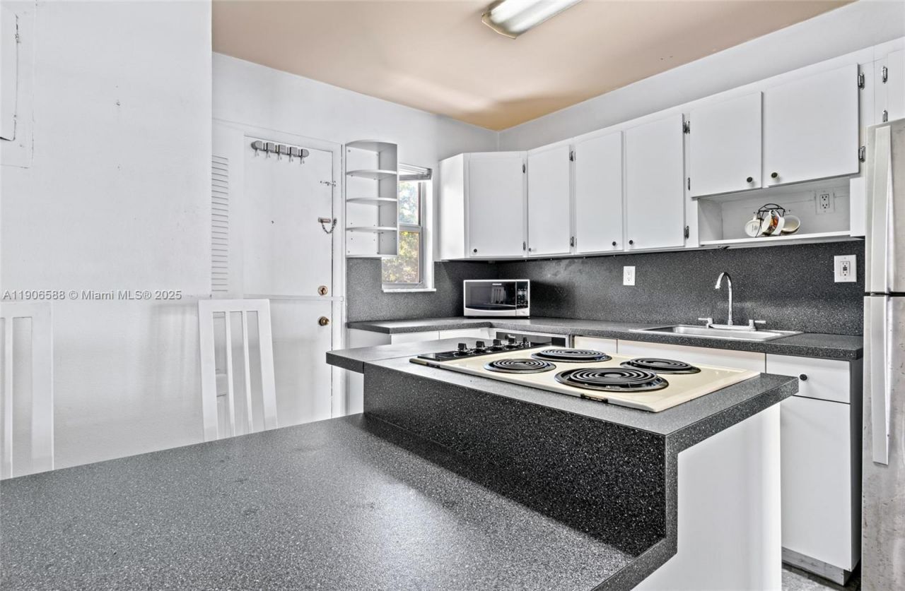 1950 W 54th St, Unit 313, Hialeah, FL 33012 Photo