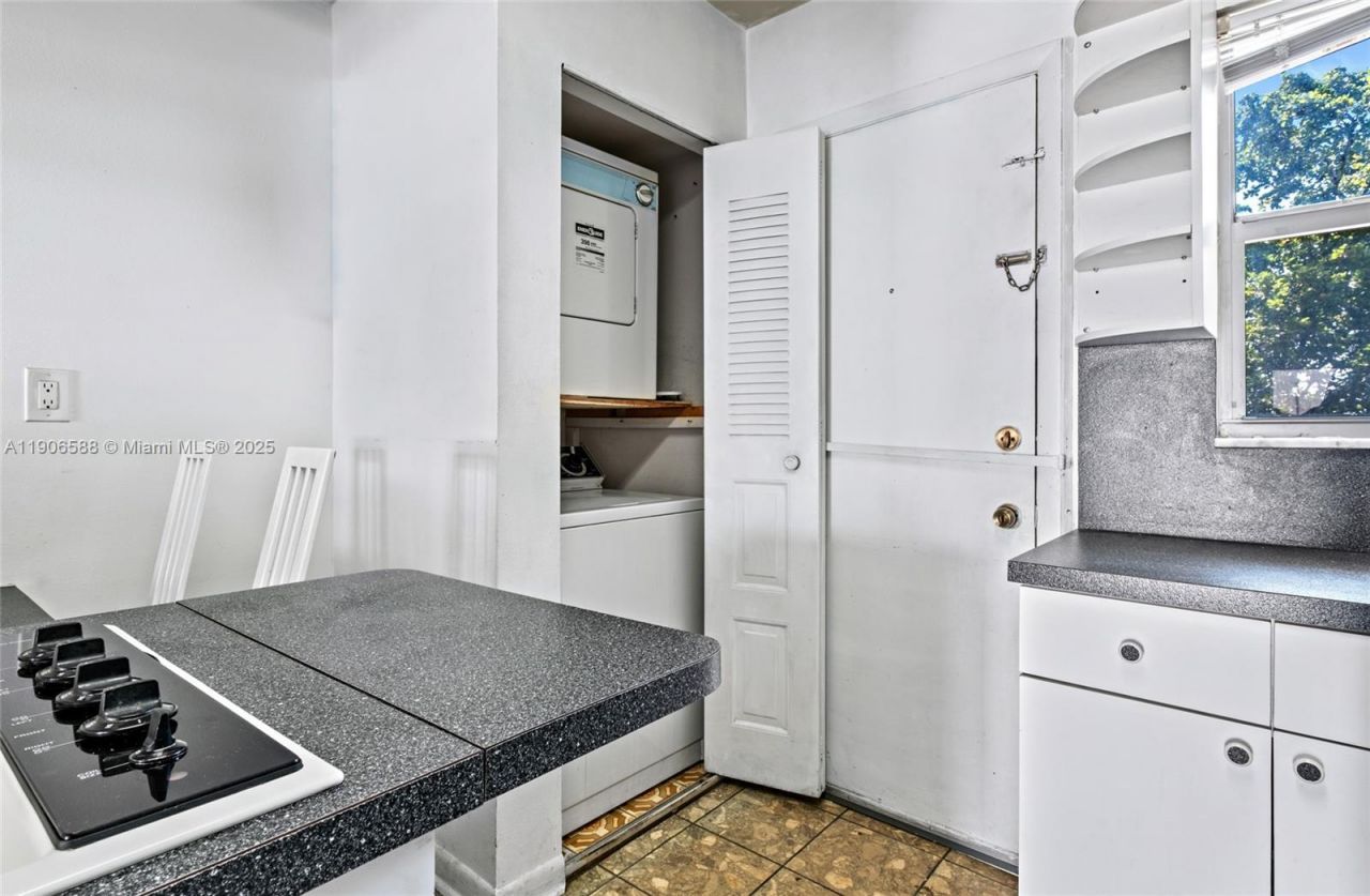 1950 W 54th St, Unit 313, Hialeah, FL 33012 Photo