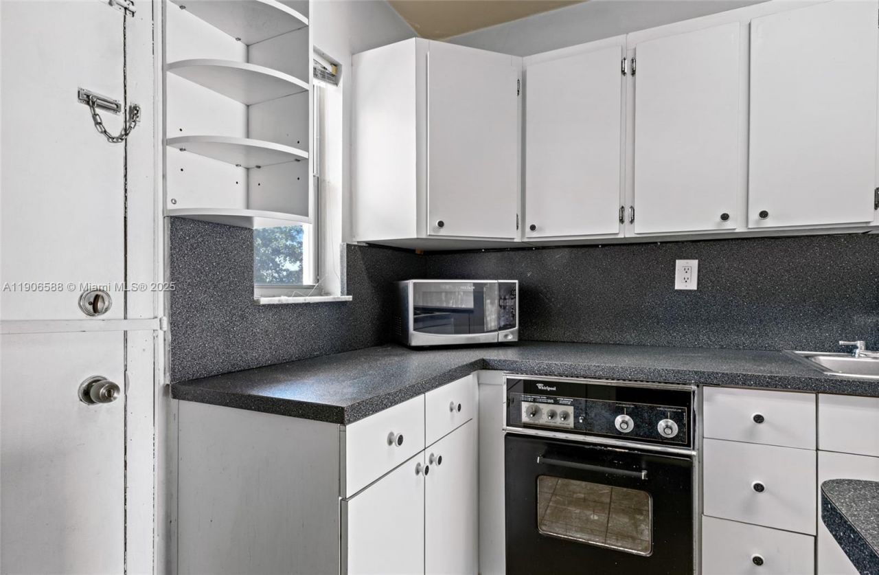 1950 W 54th St, Unit 313, Hialeah, FL 33012 Photo