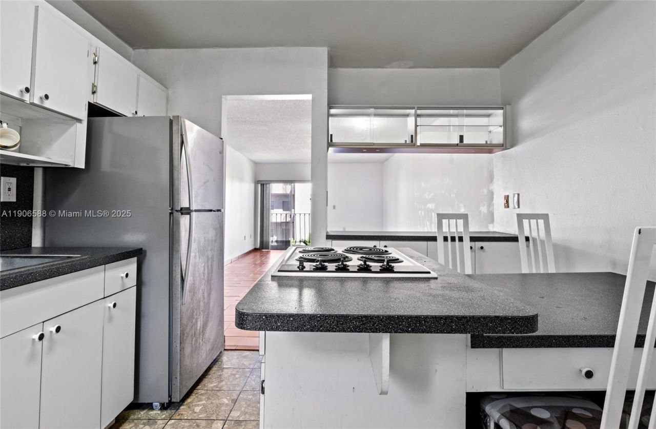 1950 W 54th St, Unit 313, Hialeah, FL 33012 Photo