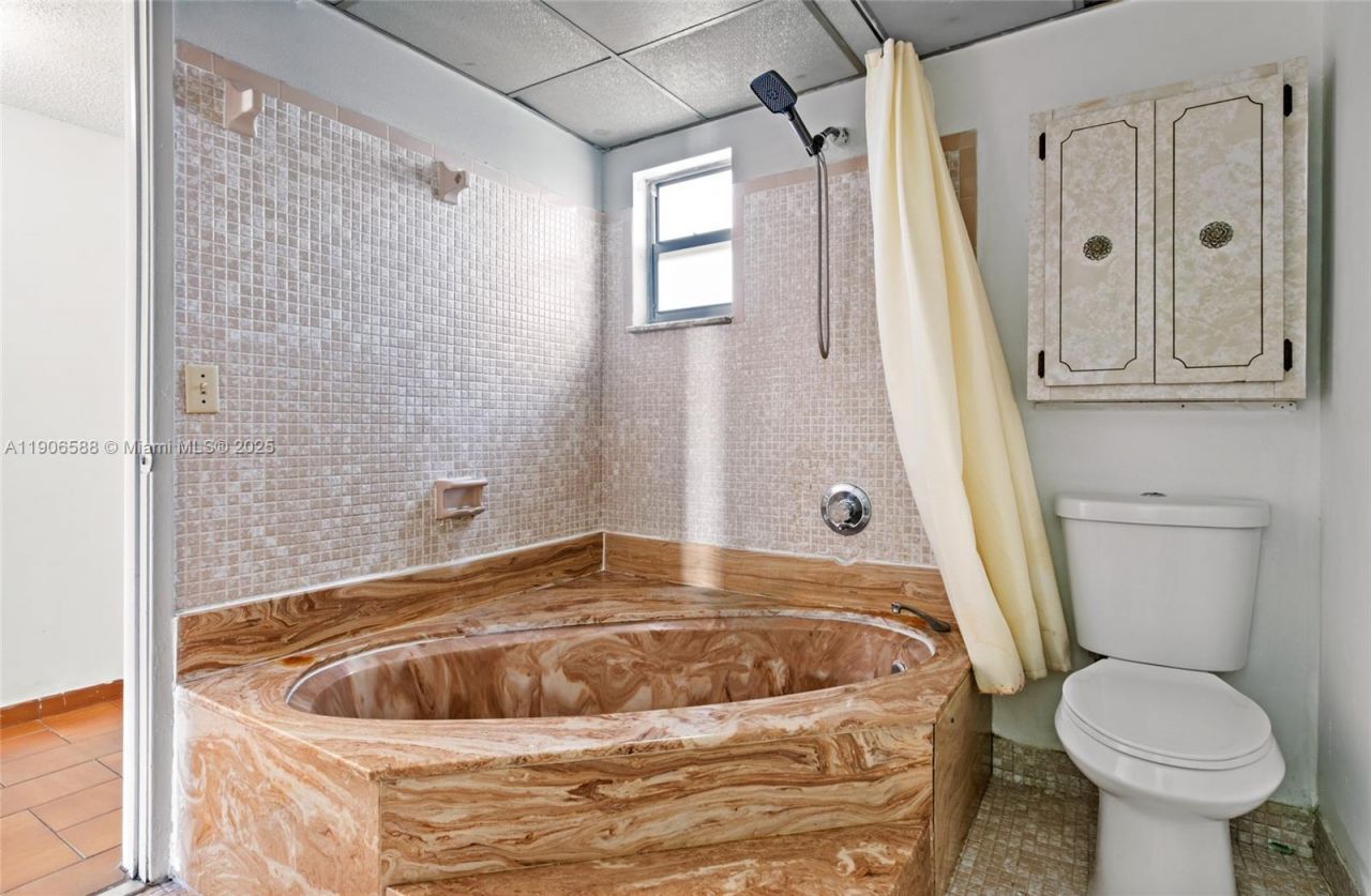 1950 W 54th St, Unit 313, Hialeah, FL 33012 Photo