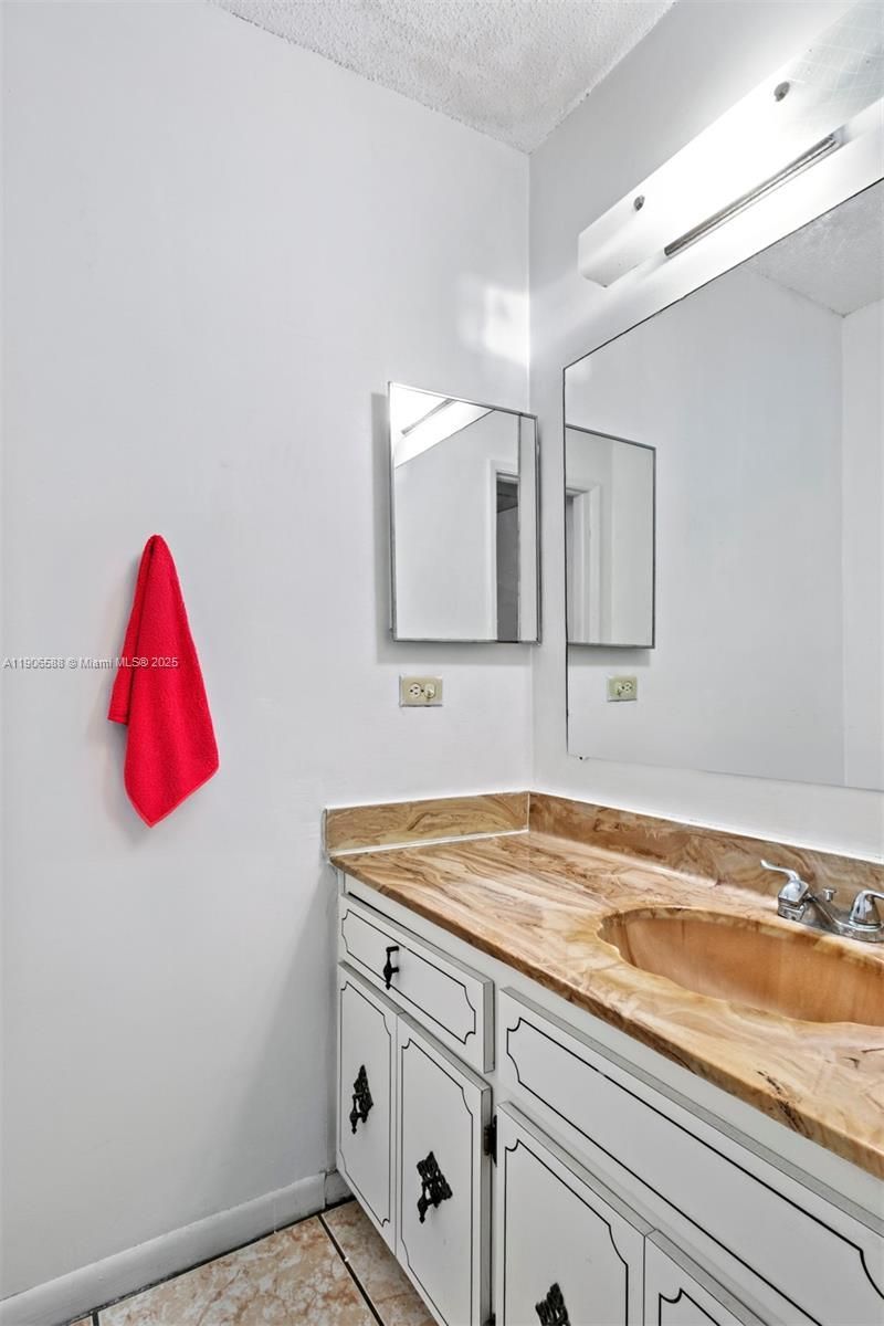 1950 W 54th St, Unit 313, Hialeah, FL 33012 Photo