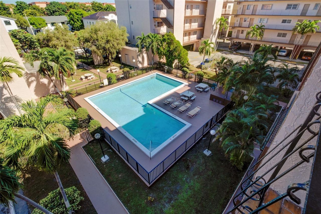 1950 W 54th St, Unit 313, Hialeah, FL 33012 Photo