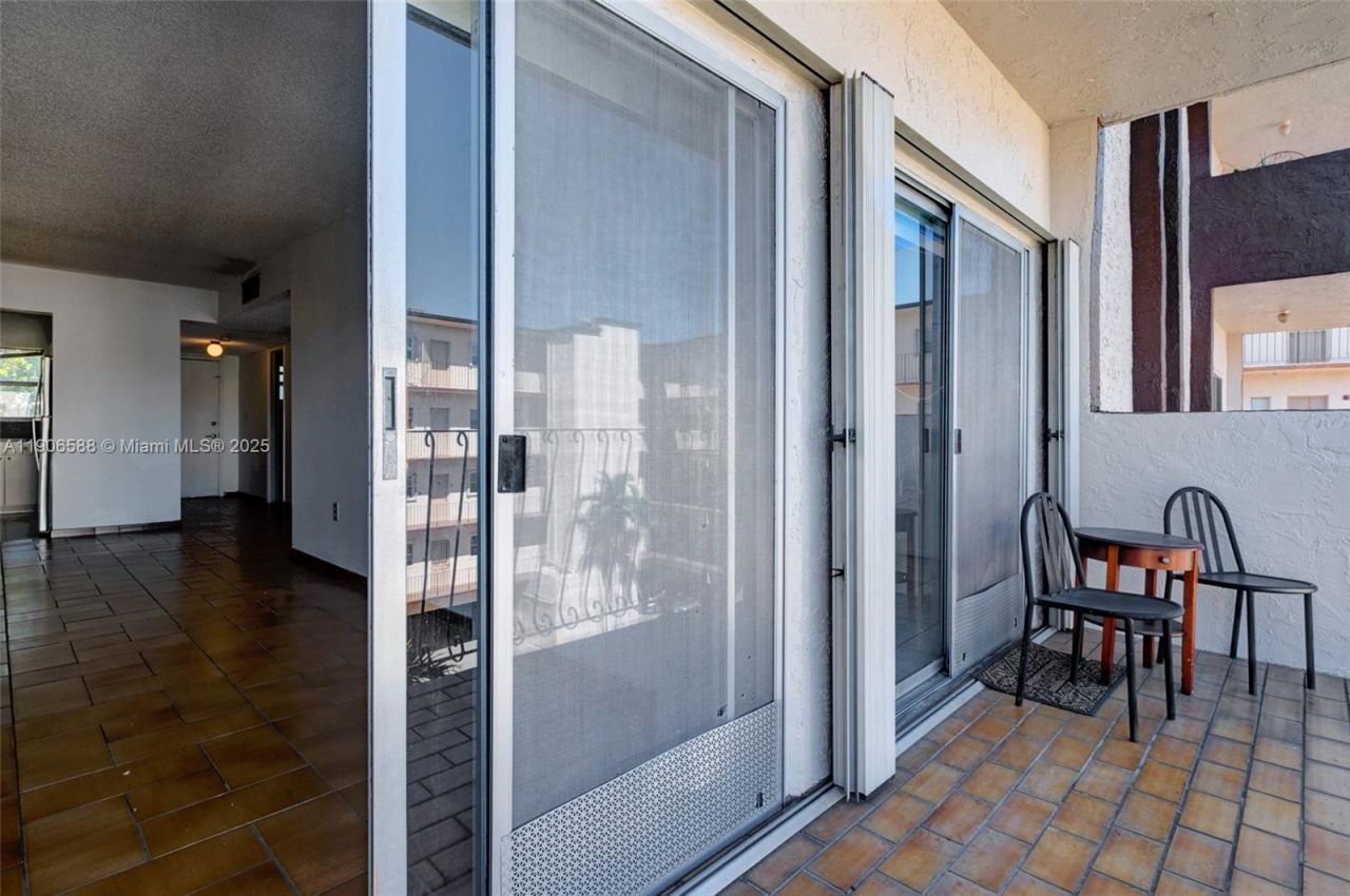 1950 W 54th St, Unit 313, Hialeah, FL 33012 Photo