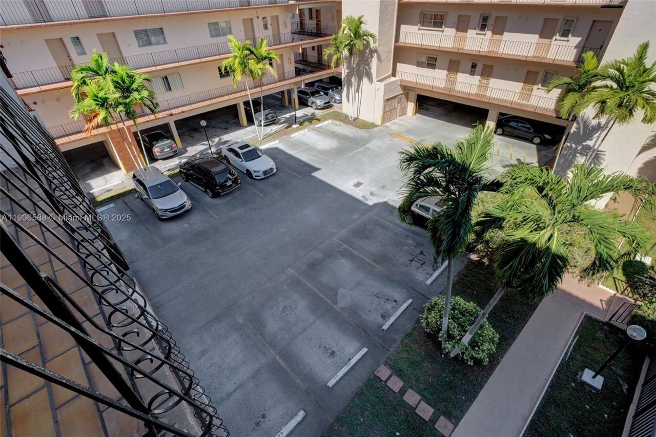 1950 W 54th St, Unit 313, Hialeah, FL 33012 Photo