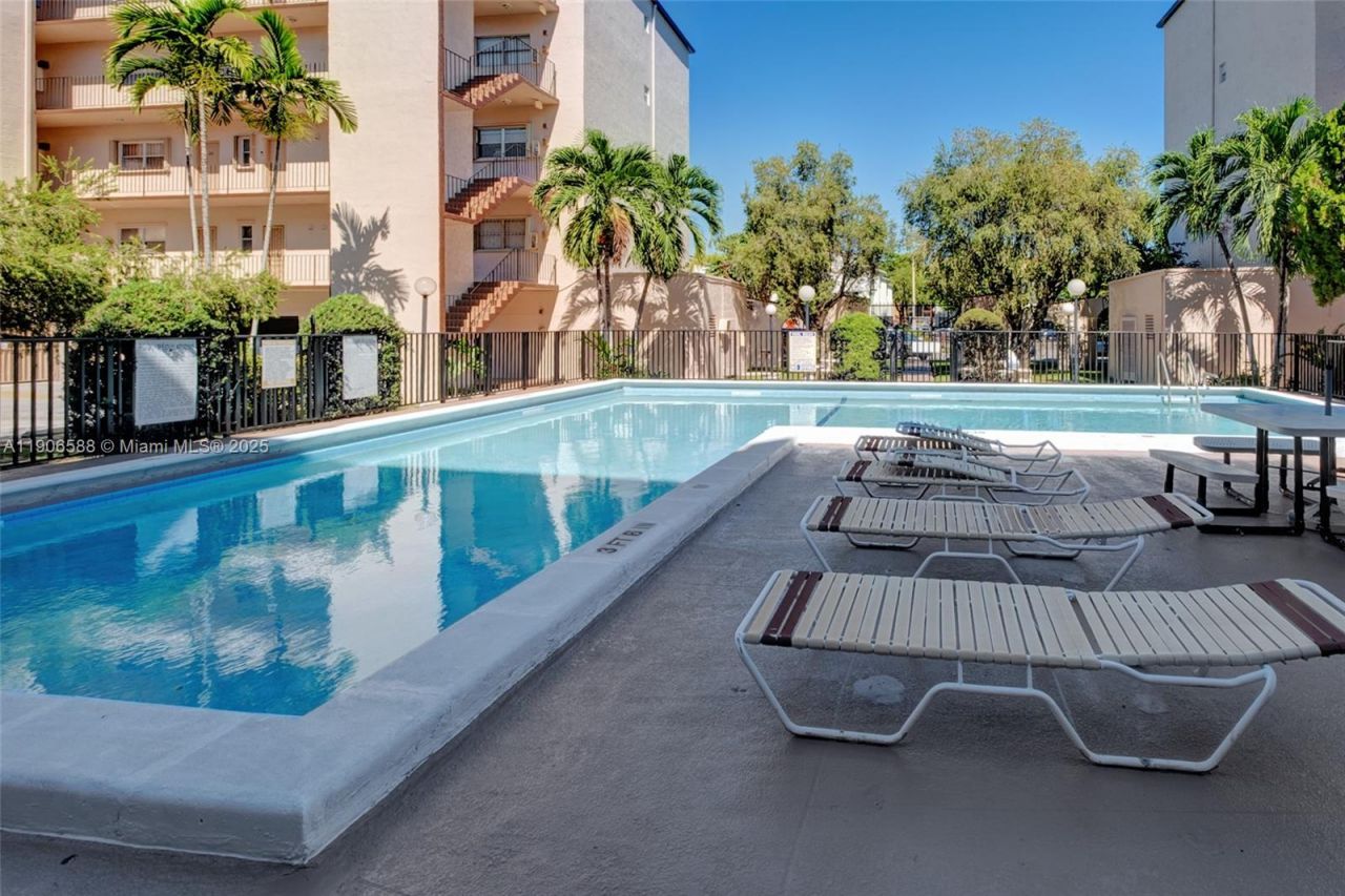 1950 W 54th St, Unit 313, Hialeah, FL 33012 Photo