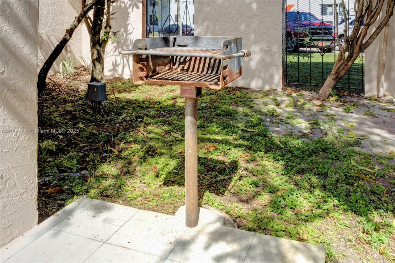 1950 W 54th St, Unit 313, Hialeah, FL 33012 Photo