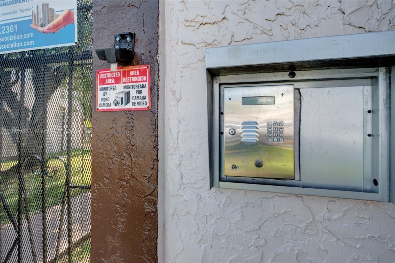 1950 W 54th St, Unit 313, Hialeah, FL 33012 Photo