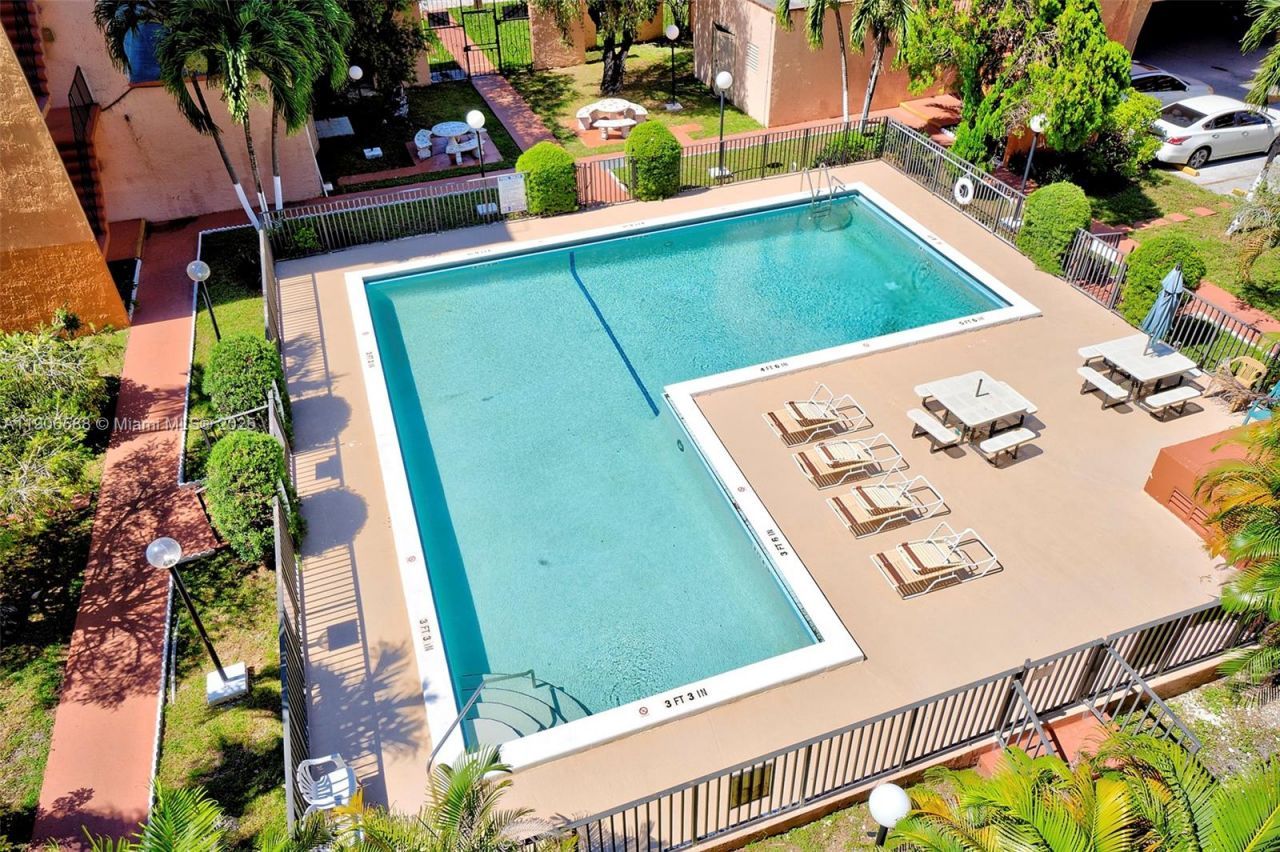 1950 W 54th St, Unit 313, Hialeah, FL 33012 Photo