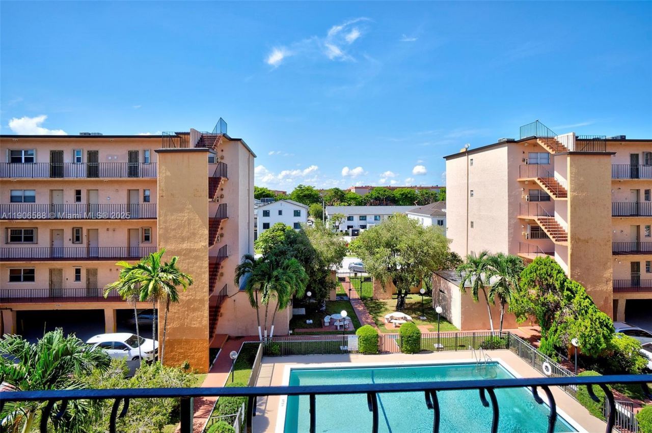 1950 W 54th St, Unit 313, Hialeah, FL 33012 Photo