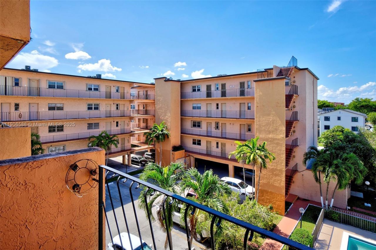 1950 W 54th St, Unit 313, Hialeah, FL 33012 Photo