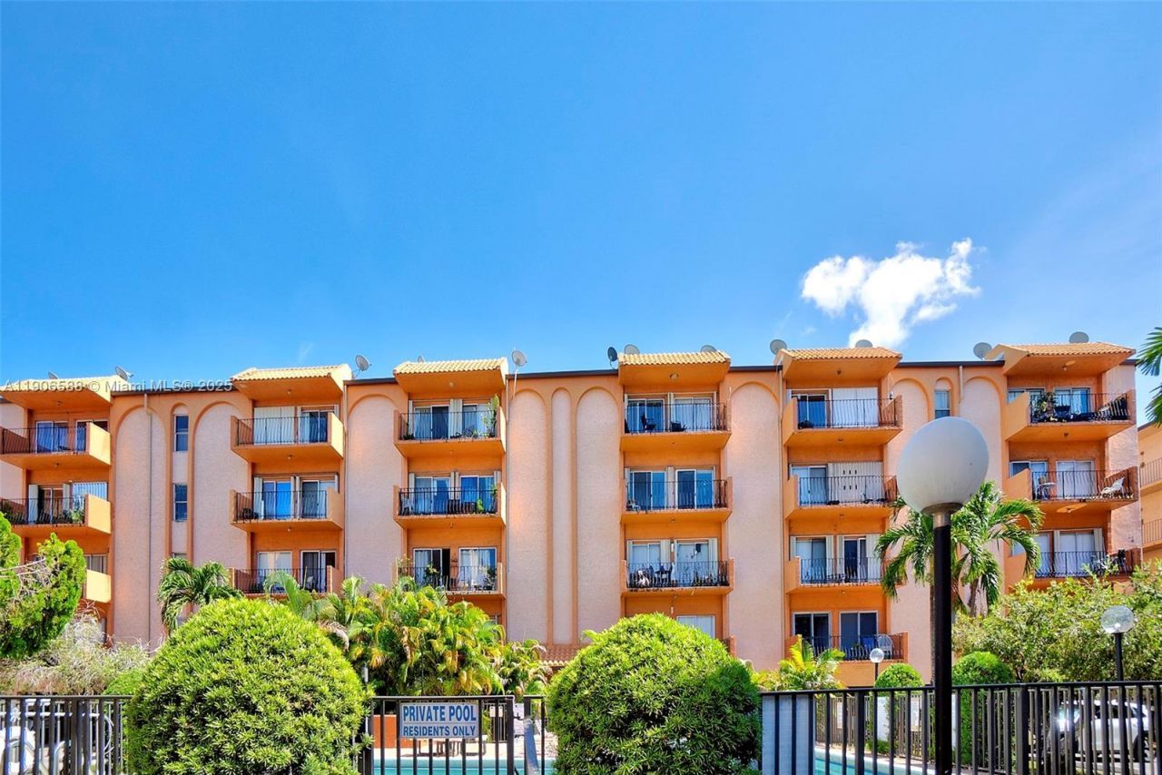 1950 W 54th St, Unit 313, Hialeah, FL 33012 Photo