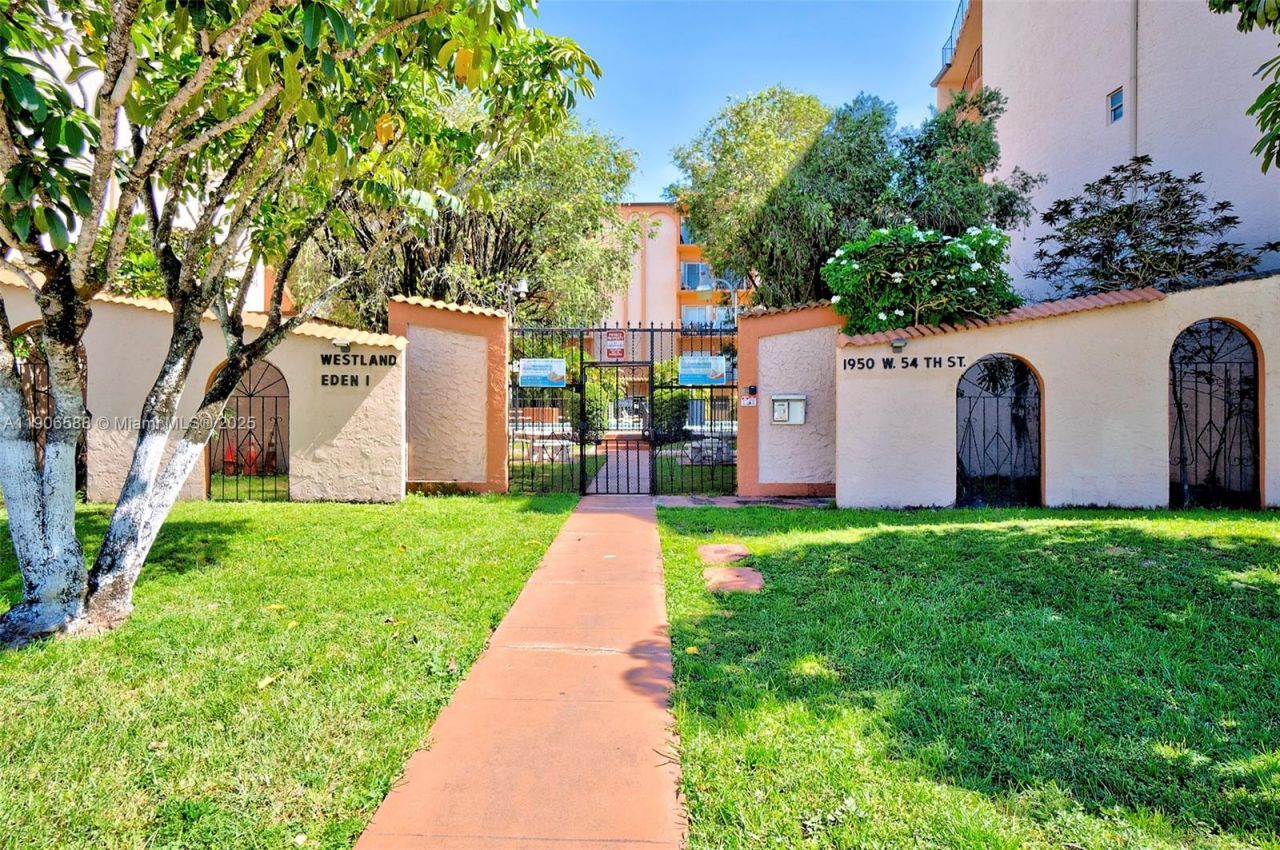 1950 W 54th St, Unit 313, Hialeah, FL 33012 Photo