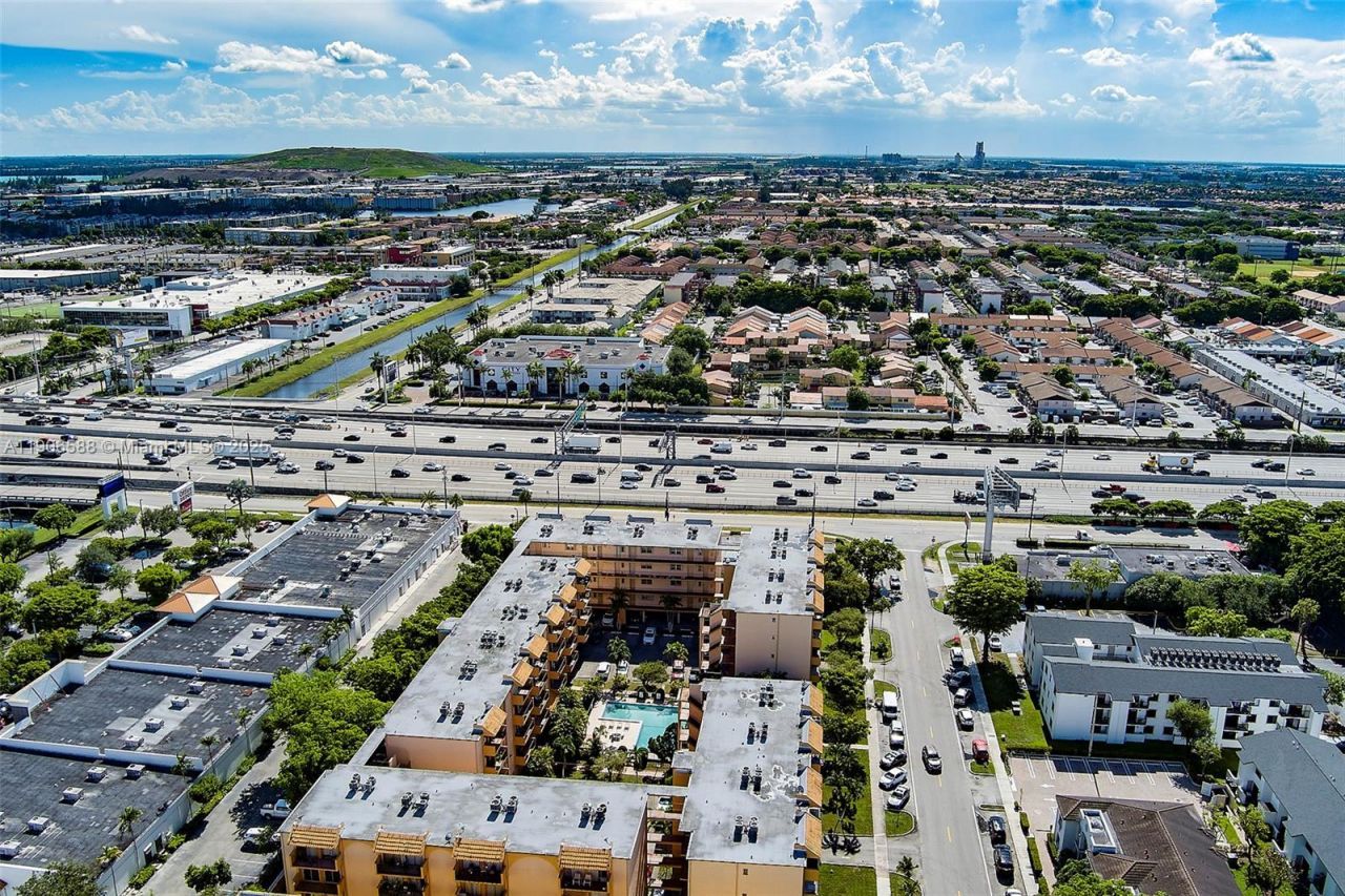 1950 W 54th St, Unit 313, Hialeah, FL 33012 Photo