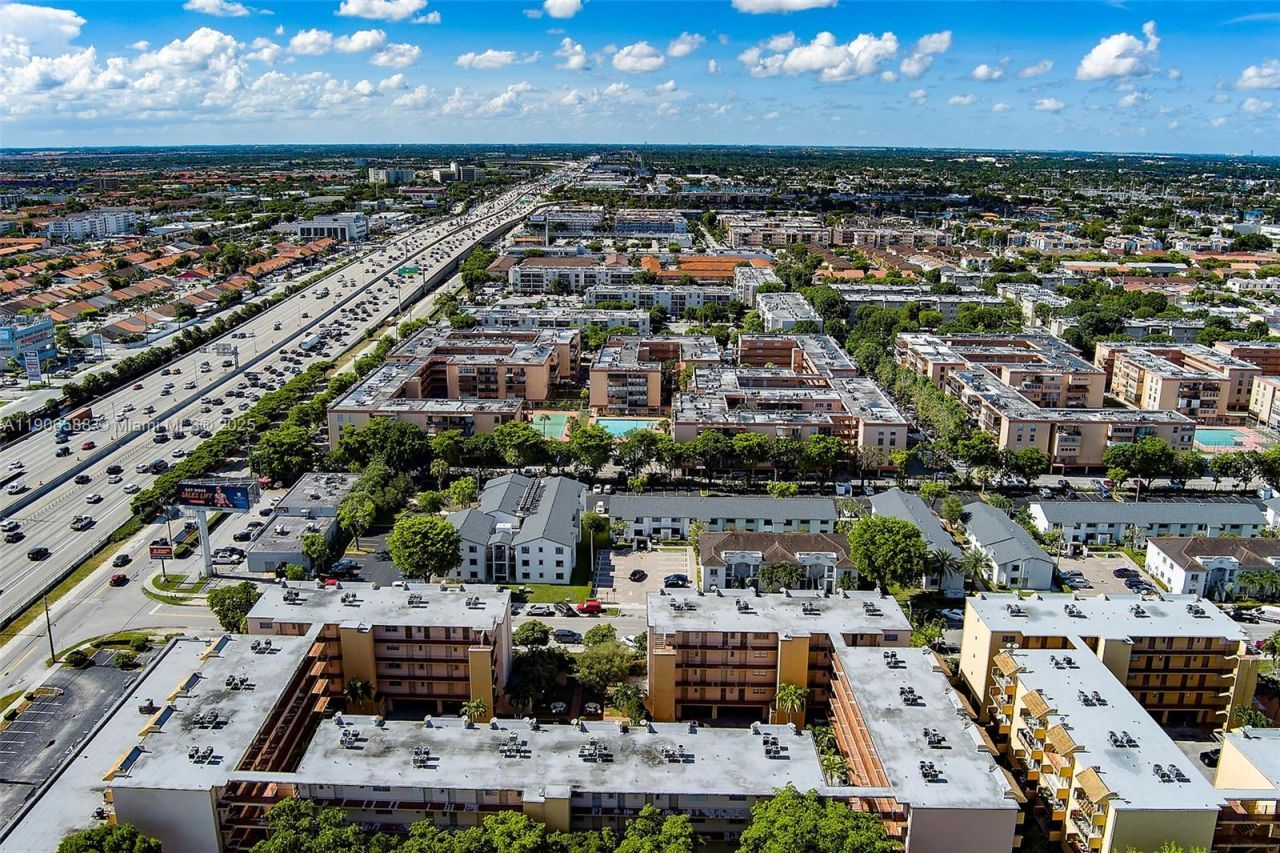 1950 W 54th St, Unit 313, Hialeah, FL 33012 Photo