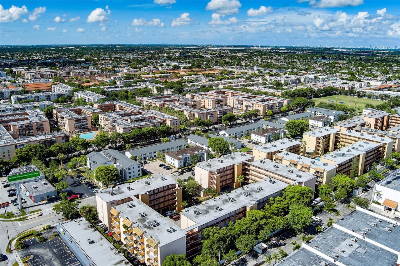 1950 W 54th St, Unit 313, Hialeah, FL 33012 Photo