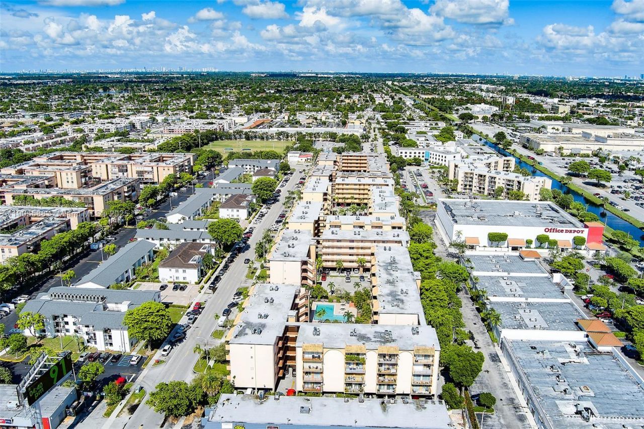 1950 W 54th St, Unit 313, Hialeah, FL 33012 Photo